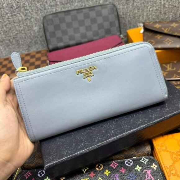 100% Authentic Prada Leather Wallet - Picture 1 of 10